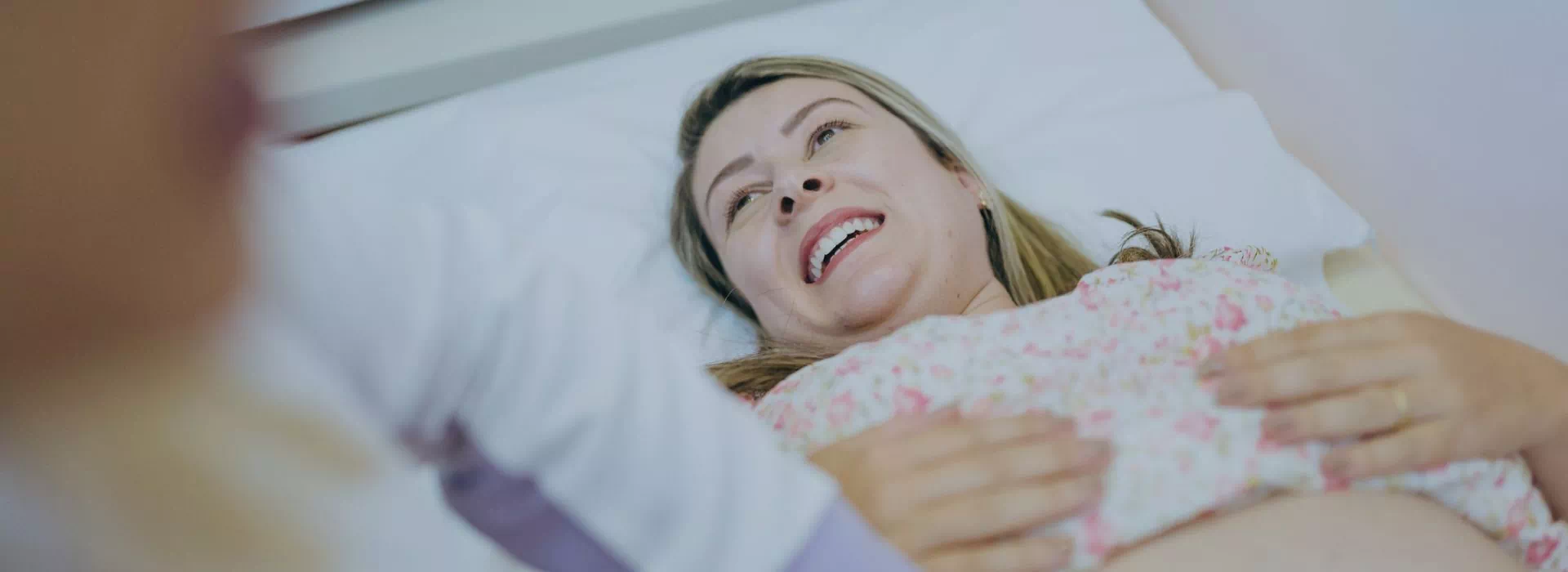 Uśmiechnięta kobieta leżąca na łóżku