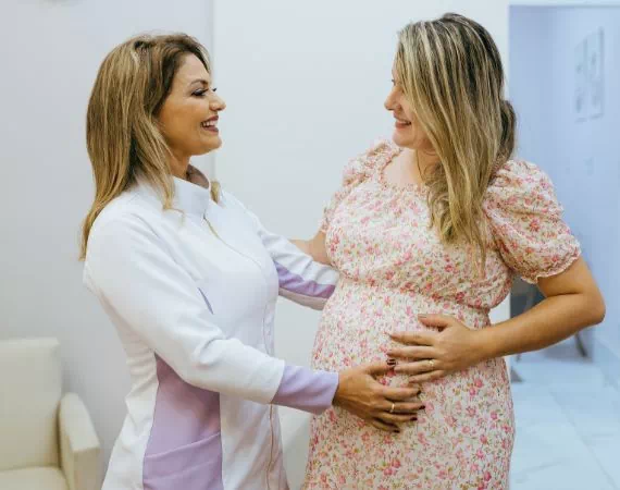 Pielęgniarka z kobietą w ciąży